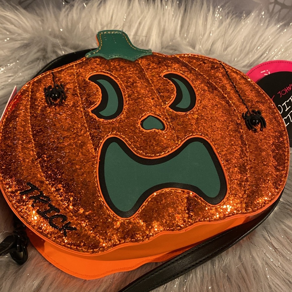BNWT BETSEY JOHNSON XOPUMPS Halloween Face Glow In The Dark Pumpkin Crossbody - Picture 5 of 11